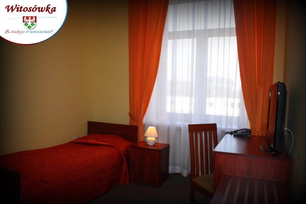 Pokoje Goscinne W Centrum Kultury Wsi Polskiej Wierzchoslawice Habitación foto